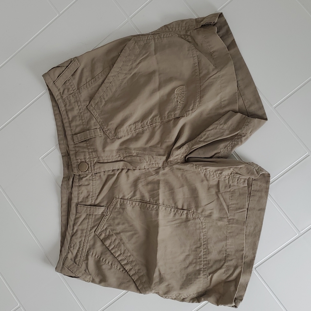 North Face Women shorts 4 pocket hiking gym regular sz 8 beige/khaki shorts